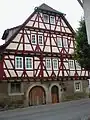 1563年建造の木組み建築 (Hauptstraße 25)