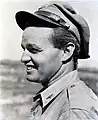 陸軍航空軍で使われたクラッシュキャップを被るフィリップ・コクラン(英語版)(1944年)