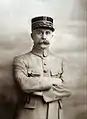 Mle1913を着用した陸軍中将。折襟で肩章がない。フィリップ・ペタン（1918年）