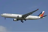 A330-300を左やや下から見た写真。主翼の付け根部分に大型の翼胴フェアリングが付いている。