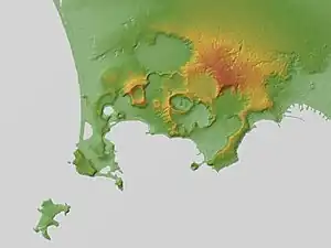 地形図。多数のクレーターが見られナポリは右の海岸に
