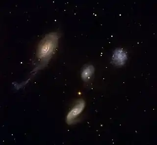 欧州南天天文台ラ・シヤ天文台の超大型望遠鏡VLTによって撮影されたロバートの四つ子銀河。NGC 87（右）、NGC 88（中央）、NGC 89（下）、NGC 92（左）の4つの銀河が1つのグループを形成している。