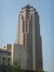 デモインの超高層建築物・新旧比較左: エクィタブル・ビルディング / 右: 801グランド