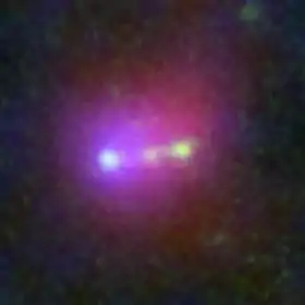 NASAのスピッツァー宇宙望遠鏡の赤外線、ハッブル望遠鏡の可視光、日本のすばる望遠鏡の紫外線での撮像をそれぞれ赤、緑、青で合成した画像。