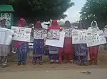 華やかなサルワールを身にまとったパキスタンの女性達