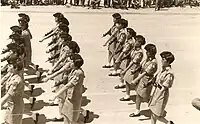 イスラエル独立20周年を記念した軍事パレードでUZIを手に行進する女性兵士（1968年5月）