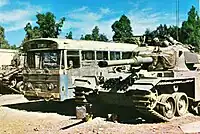 ナファクに駐車しているショット戦車と動員されたバス。