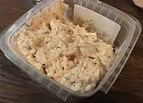 市販のピメントチーズ。