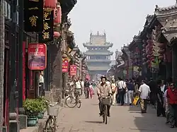 平遥古城の街並み。奥は市楼