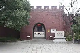 堡門。