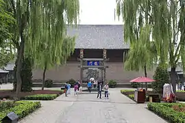 龍門牌坊、大成殿背面。
