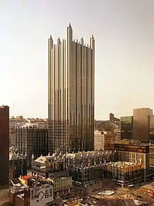 ペンシルベニア州ピッツバーグ PPGプレイス 、Philip Johnson設計:(1981–84)