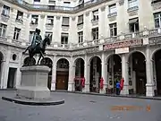 フランス・パリ9区・エドワード7世広場(フランス語版)にあるエドワード7世像(2011年撮影)。「9区 (パリ)#映画館・劇場」も参照。