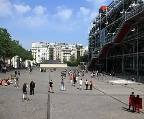 ポンピドゥーセンター前ジョルジュ＝ポンピドゥー広場 (Place Georges-Pompidou)