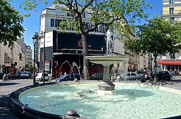 ピガール広場噴水とナイトクラブのフォーリー・ピガール (Folies Pigalle)
