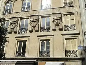 聖ビンセンシオ・ア・パウロの愛徳姉妹会の修道院の場所にフランス革命期1798年築、エジプシアン・リヴァイヴァル建築の建物。場所は、2区北東10区近くにあるプラス・デュ・ケール (カイロ広場, Place du Caire) 2番地。