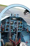 L-39のコックピット(左)とMiG-21のコックピット(右)