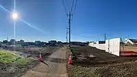 旧道（画像中央）から見た、整備中の東口（右手）と佐和停車場高野線（左手）（2021年11月）