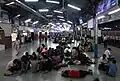 夜9時過ぎのセントラル駅ホーム。深夜も列車が発着する