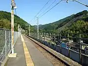ホーム。奥が桂川方向（2016年）