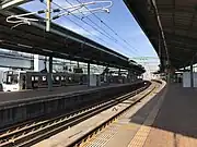 博多側寄りから望むホーム(2017年3月)