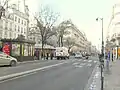 リヴォリ通りとサン＝ポール広場。遠くにパリ市役所（オテル・ド・ヴィル）とサン＝ジャック塔が見える。