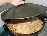 鉄製の大釜（カザン）で作られるパラウ