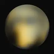 2010年にハッブル宇宙望遠鏡の観測データから生成された冥王星の表面。この時点では命名も地形の識別も行われていなかった。トンボー地域の明るさの違いが判別できる。