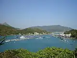 布袋澳（英語版）は香港近郊の清水湾半島（英語版）にある小規模ながら活発な漁村である。