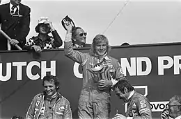 1975年オランダGPの表彰台のハントとラウダ。ハントは初優勝。
