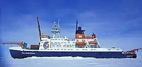 ノイマイアー基地への補給任務中のポーラーシュテルン(2002年12月18日、アトカ湾)。