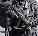 ライト内蔵型ハンドガードを取り付けたMP5A3。