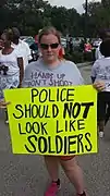 米警察の軍事化に抗議する女性