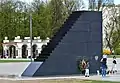 2010年のポーランド空軍Tu-154墜落事故の犠牲者の慰霊碑。無名戦士の墓の前にある。
