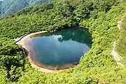 西方の夜叉ヶ池山の尾根から望む夜叉ヶ池