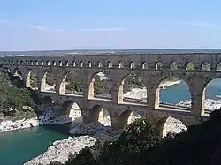 古代ローマ帝国は、石材とモルタルを使い巨大な建造物を多数作った。（ポン・デュ・ガール、西暦50年建造）