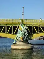 ミラボー橋の橋脚の彫像