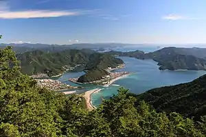 オチョボ岩から望む引本港(中央部)と白石湖(引本港の左側)、遠景に紀伊長島沖の無人島、最奥に志摩半島