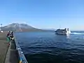 南ふ頭を出航する高速船と桜島