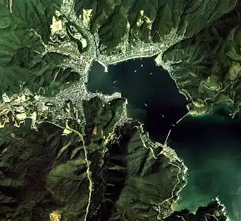 女川湾(宮城県女川町。1975年撮影の国土交通省 国土地理院 地図・空中写真閲覧サービスの空中写真を基に作成)