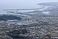 焼津漁港の北側から駿河湾に注ぐ瀬戸川、その東海道本線の橋梁と静岡県道416号静岡焼津線の当目大橋