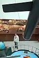 トマホークの実物大模型を見上げる空母「ニミッツ」の航空管制官(2008年6月3日)
