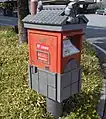 建物前にある瓦を用いた郵便ポスト