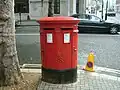 イギリス・ロンドンのポスト(下の紋章はそのポストを設置した当時の国王を表している)