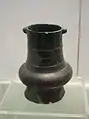 黒陶の壺（高さ 15cm）