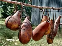 最古の栽培植物の一つとされるヒョウタンの実を加工して作った容器。「瓢箪」の「箪」の字義は「竹製の丸い容器」。
