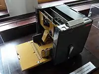 レックスロータリー1050型電動輪転謄写機(デンマーク、1971年発売)。末期の輪転謄写機はキュービックスタイルが一般的だった。自主管理労組「連帯」が1980年代に西側から密輸して地下活動に使用したもの(グダニスク造船所BHPホール、ポーランド)