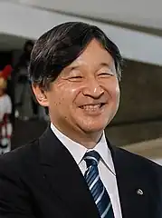(左)2019年(平成31年)4月30日を以て退位した明仁(右)2019年(令和元年)5月1日に践祚・即位した今上天皇(徳仁)