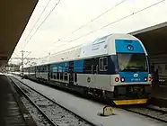プラハ・スミーホフ駅での、「都市の象」編成制御車。コーポレートカラー塗装。