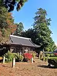 佐倍乃神社境内社殿の隣の木がタラヨウの巨木である